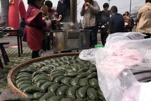 艾叶粑粑|六旬大妈路边卖“它”,成本5毛,卖价2元,三个小时能卖掉4大锅