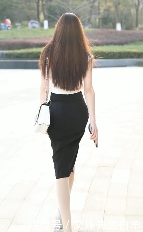 其是对于|街拍：女人到了30岁要怎么穿？过膝包臀裙成为首选，展现无尽女人味