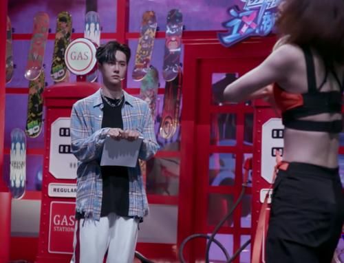  王一博|活久见！女舞者衣着清凉现场热舞，王一博建议她穿宽松点