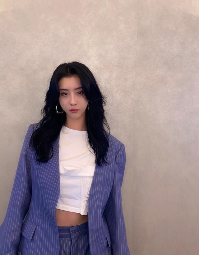  极限挑战6|赵小棠录制《极限挑战》怕晒“打伞”惹争议，被批不敬业！