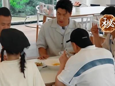  马赛克|《中餐厅》迎来2位神秘嘉宾，脸一直都被打马赛克，黄晓明却很尊重他们