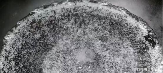  们在对面|煮面条时，用开水或冷水煮都不对！教你正确做法，面条筋道又弹口