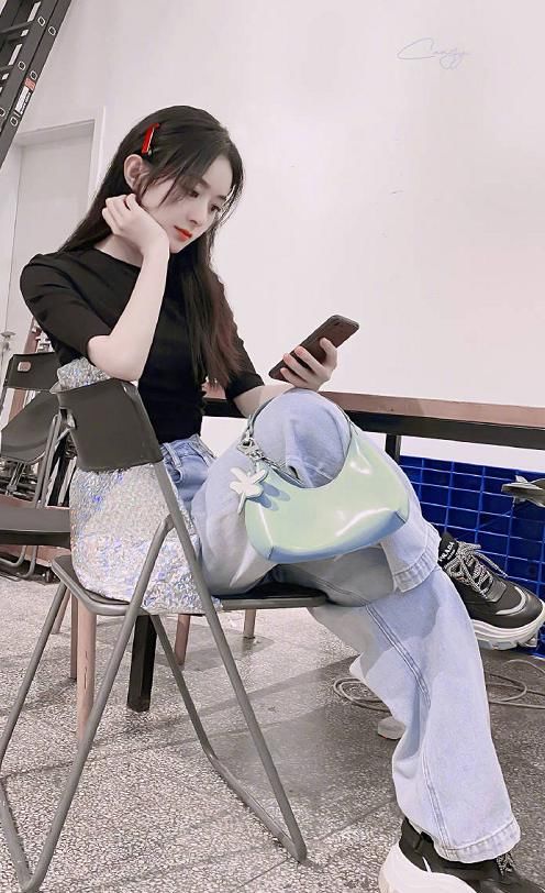  掩盖|赵丽颖《中餐厅》戴口罩都掩盖不了高颜值，给顾客打包直接被看呆