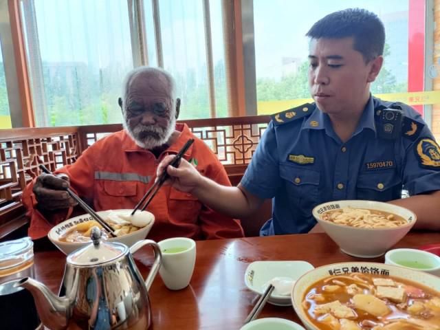  步行|九旬老人想念七旬儿子 步行上了高速……