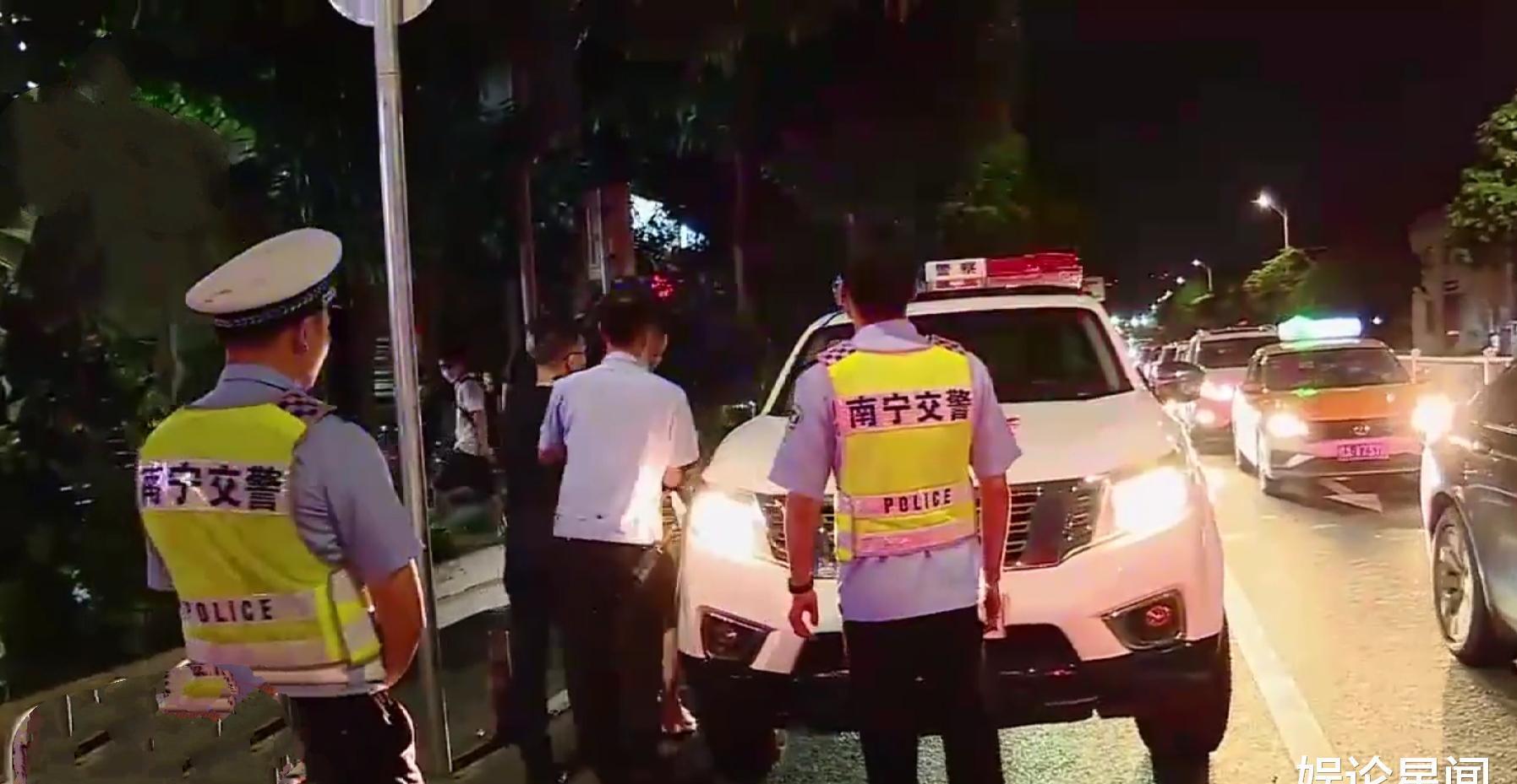 酒后驾驶|女司机喝醉后将车停在路中间睡觉，被叫醒后又撞上了救护车