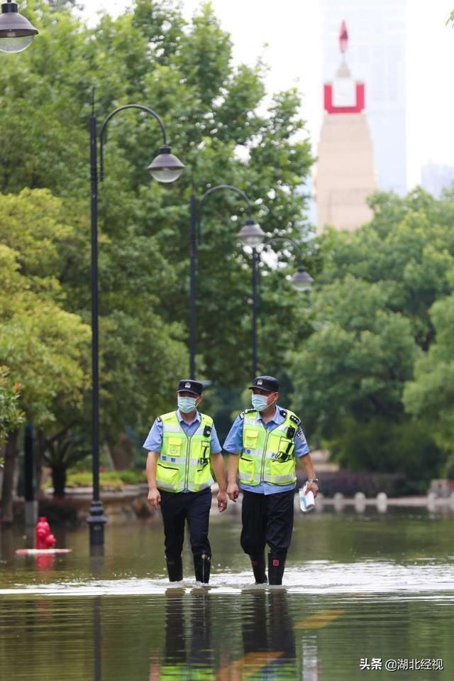  派出所|派出所被淹近1米，民警堤上搭帐篷办公