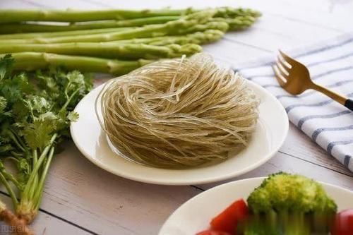  上桌|红薯粉条家常菜做法来啦！一大盘子菜，上桌瞬间被抢光