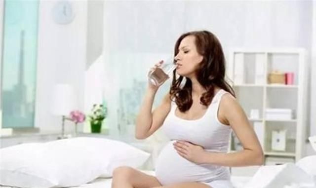 准妈妈|孕期喝水有讲究,准妈妈别乱喝,注意这五点,羊水会更清澈