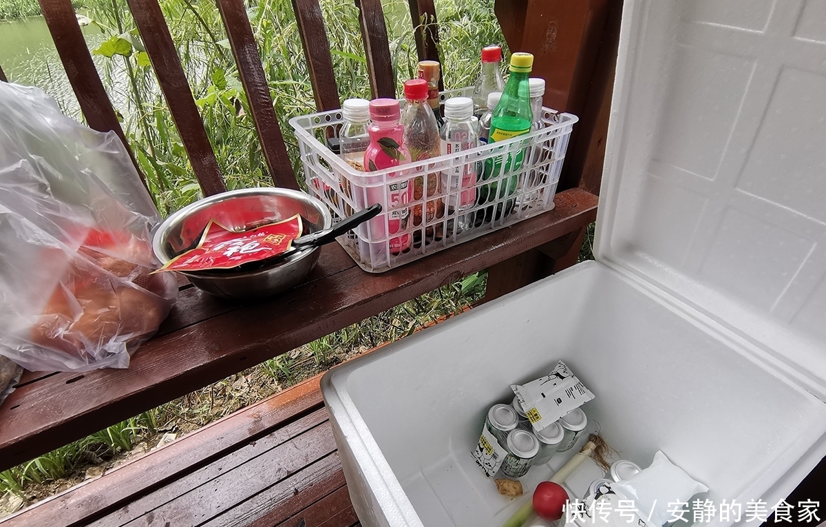 河边|大热天小伙河边生炉聚餐,享受免费汗蒸:没事找事遭罪受