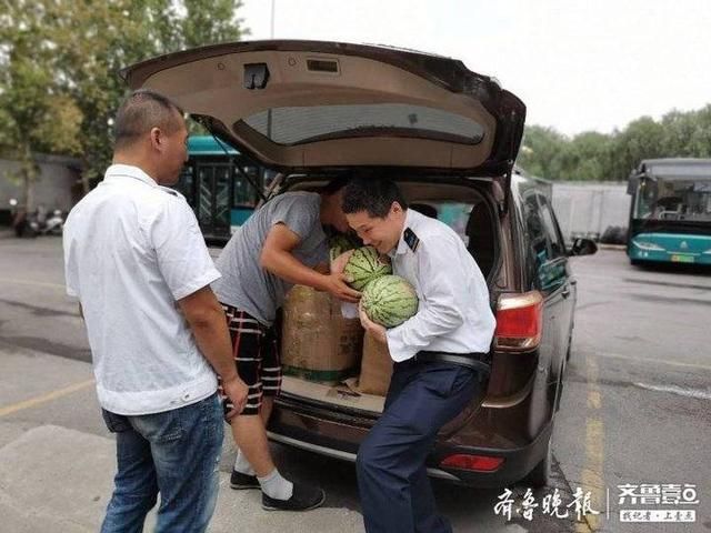 公交车|捡万元现金，收一车西瓜！公交车队上演温馨一幕