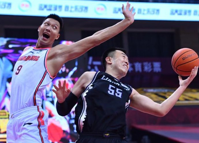  实在是太|被骂上热搜，球迷要求贺天举退役，知名解说表示：差不多得了！