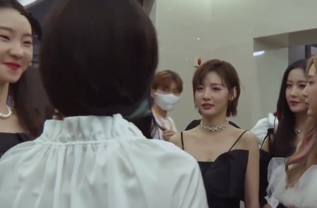  少女|孟美岐给硬糖少女传授经验, 只拥抱张艺凡一人, 王艺瑾一脸懵