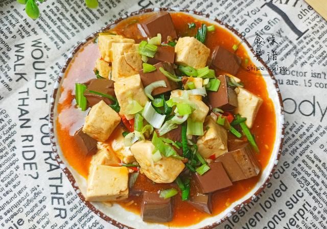  经典|鸭血的经典吃法，滑嫩入味，吃多少次都不会觉得腻，上桌迅速光盘