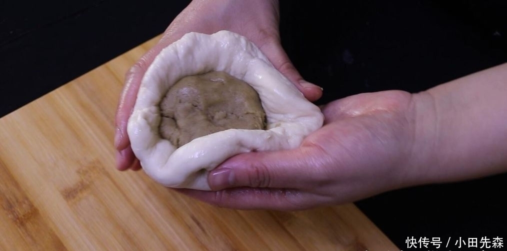 面粉|这是椒盐酥饼的做法,咸香可口,外皮超酥,轻轻一碰就掉渣