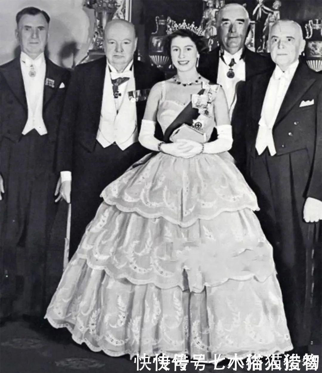 去世|英女王不忘旧恩看她长大的丘吉尔首相去世时，女王破例送他一程