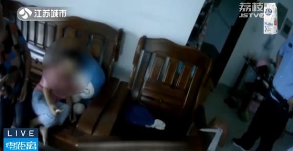  指甲刀|天降指甲刀砸伤路人！见到民警，他蜷缩在沙发上……