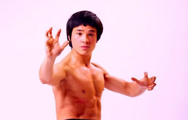  李小龙|现代李小龙炮轰成龙：亲生女儿你不管，和房祖名十年没吃过一顿饭