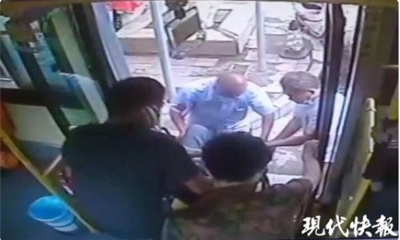 老人|老人坐轮椅乘坐公交车,司机将其抬上抬下