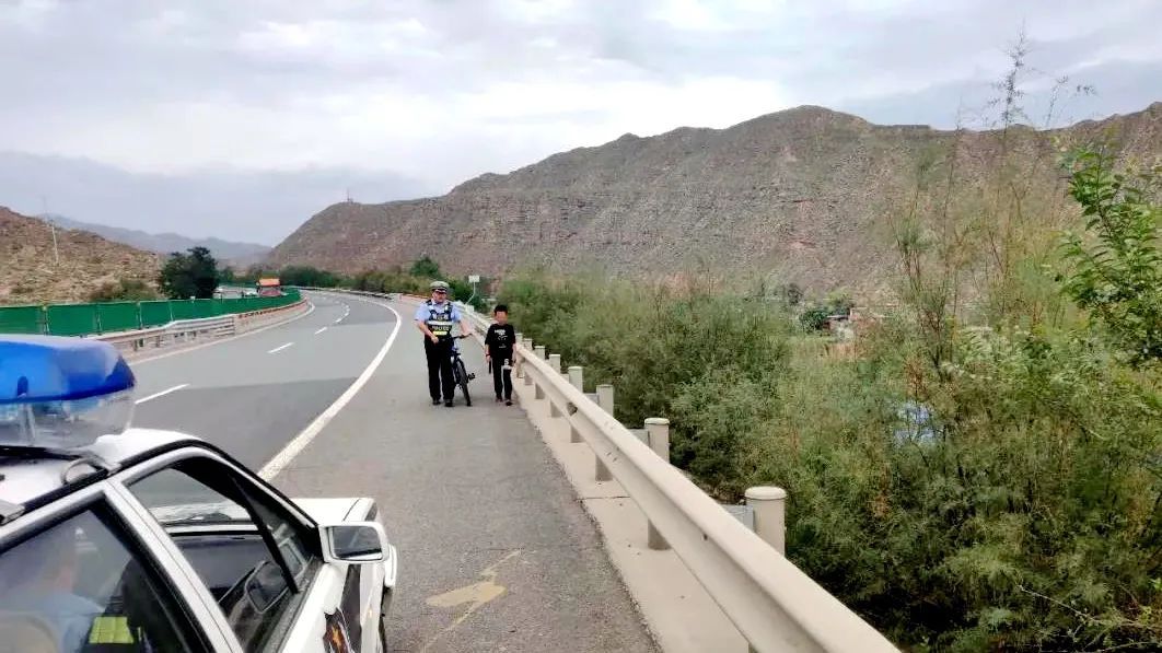 化身|路遇两名走失儿童！临洮警察蜀黍化身“护娃天使”