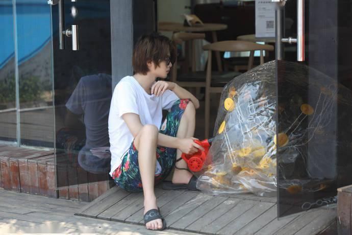  解偶像|《夏日冲浪店》本周高清剧照大放送 看新手店员tin变身揽客小能手