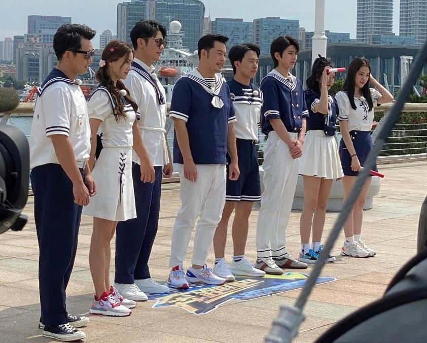  短裙|吴宣仪穿短裙站在蔡徐坤旁边，细看蔡徐坤双手动作，绅士手没错了