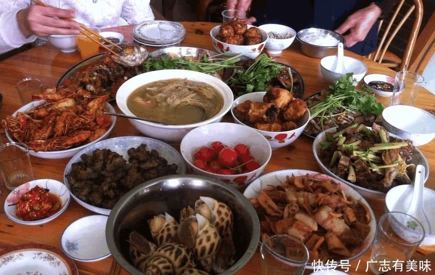 土菜|中秋节提前回老家,亲戚轮流请吃饭,农家土菜,你最想去谁家吃?