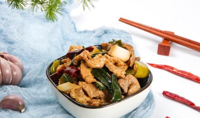  炒猪肉的时|炒猪肉时，最忌直接下油锅，看看正确做法，猪肉香嫩入味还不粘锅