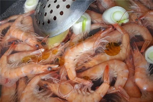 冻虾|不管是煮活虾还是冻虾，建议不要直接下锅煮！这样做，虾肉嫩不柴