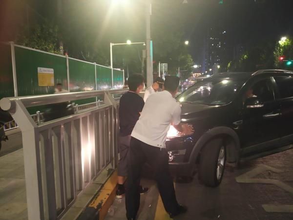  趴窝|越野车撞上护栏趴窝 热心人帮忙推到路边