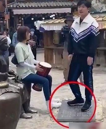 雕塑|郭京飞王珞丹坐雕塑踩石碑，各位猜一把这段播不播！