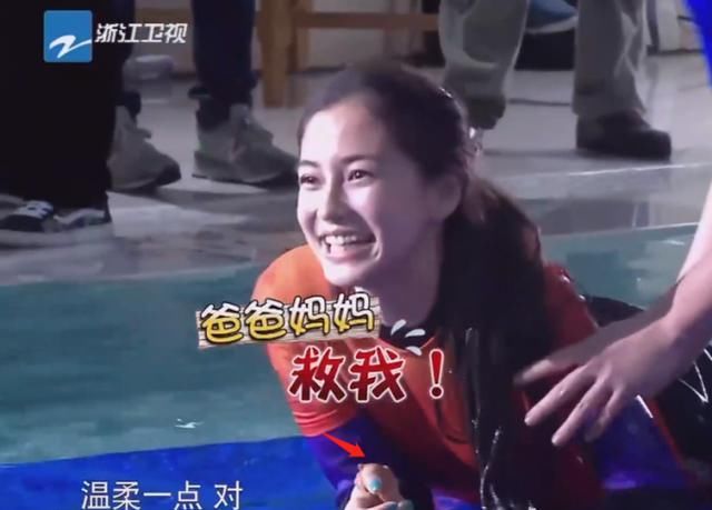  baby|Baby录制跑男手受伤，粉丝找她签名，她4字回应，网友：活该你红
