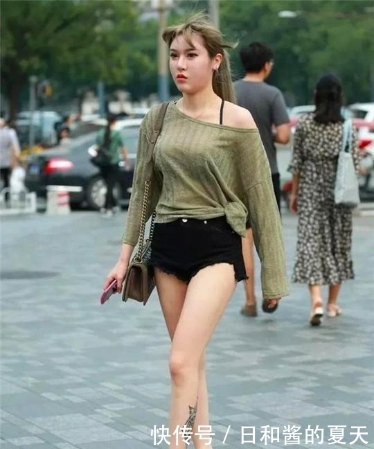 个性|街拍：美丽动人的小姐姐，独特的穿衣搭配，穿出自己的个性！