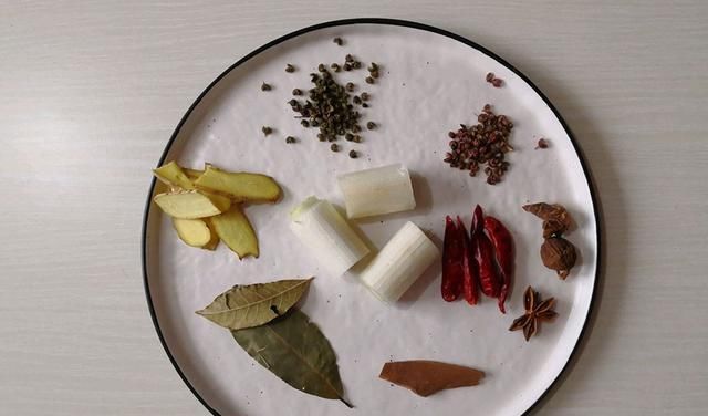  煲汤|入伏了，鸡肉别再煲汤了，煮一煮拌一拌，鲜香美味，全家都爱吃