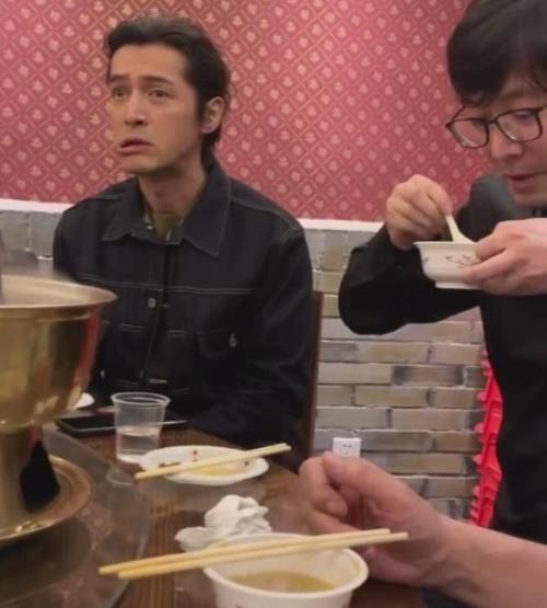  胡歌|胡歌在外吃饭被偶遇，关掉美颜滤镜只看生图，38岁的他还是你男神吗？