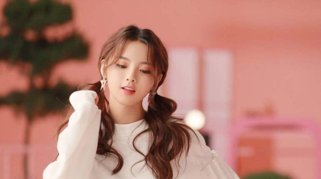  公司|“高产能”艺人杨超越, 曾经半年赚了近7000万, 到手只有100多万