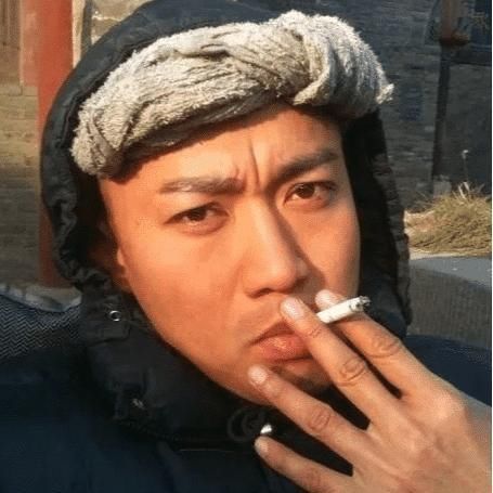  综艺节目|他上跑男很克制自己！烟瘾犯了后喝牛奶被观众看穿，最终只好尬演