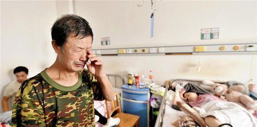 路安邦|老人垃圾堆捡一弃婴,辛苦抚养16年成妙龄少女,如今却已失去笑容