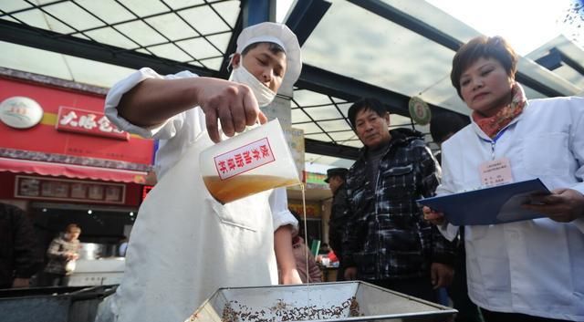 危害性|家里做饭的人注意：2种油不能经常用，它们的危害性不比地沟油小