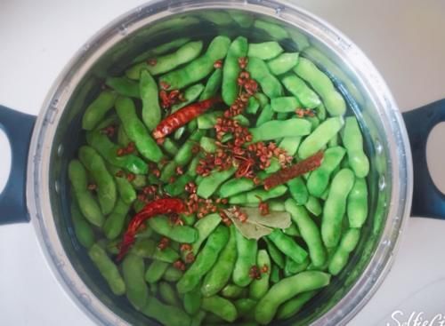  厨师|煮毛豆时，直接下锅是不对的！老厨师教您一招，毛豆翠绿更入味