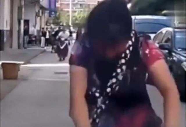  记录仪|最“执着”碰瓷大妈，一路追着汽车走，把行车记录仪当空气？