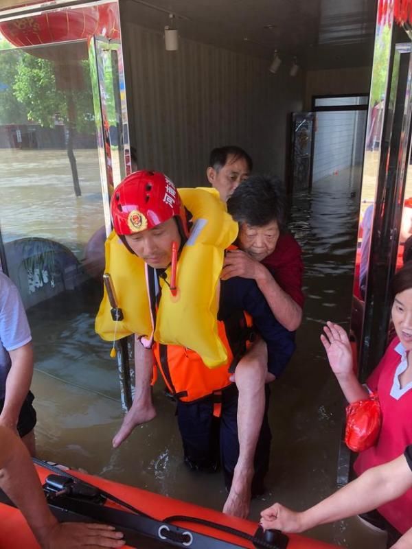 抗洪抢险|信阳抗洪前线这一幕看哭：消防官兵集合时，当地老百姓自发站队列后为其撑伞