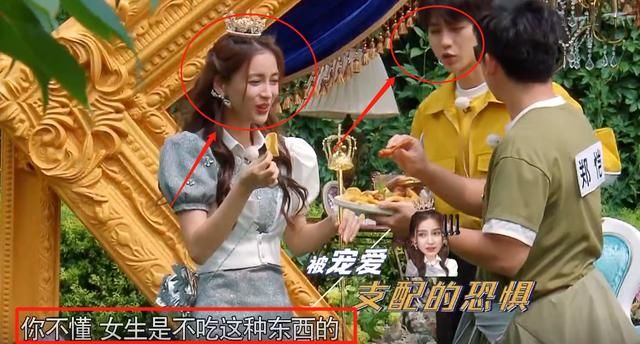  郑恺|兄弟团“讨好”baby，郑恺直接用手喂食，蔡徐坤的做法却太机智了