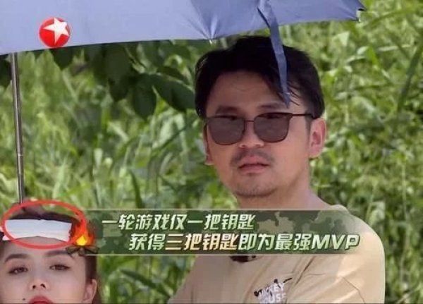 晒太阳|赵小棠录《极挑》被吐槽不敬业?前辈都在晒太阳,只有她站在树下撑伞
