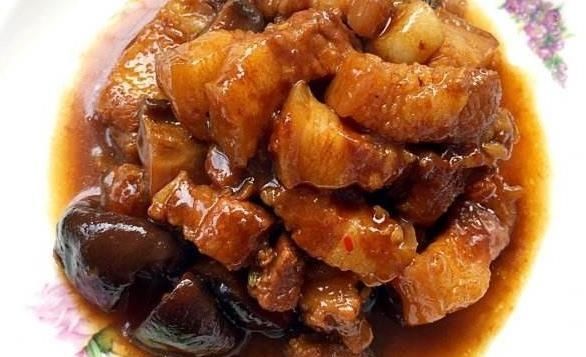  香菇|香菇炒红烧肉时，什么时候放肉？不要直接炒，这样做，肉又香又软