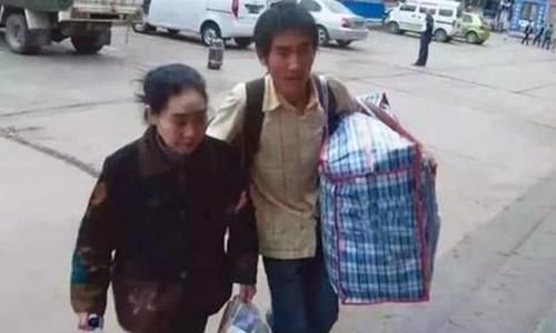  孩子|曾“千里背疯娘”的大学生，32岁获此殊荣，寒门就该出孝子？