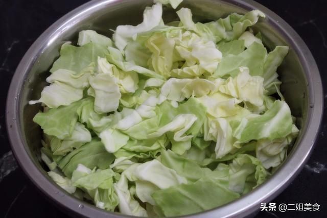 做出来的手撕包菜|做手撕包菜，可不是光炒包菜那么简单，教您一招，包菜脆嫩爽口