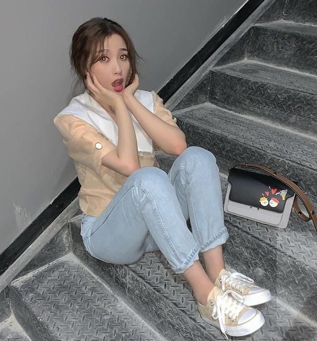烂大街|虞书欣更新私服,坐楼梯拍照也有拍大片既视感