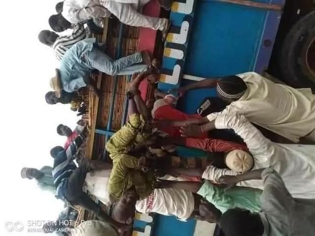 失联|同样失联6年,国内家人哭求归家,非洲男子被绳绑回家