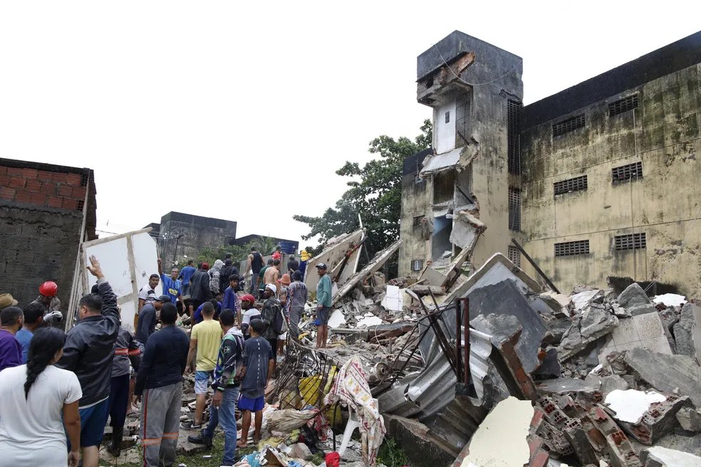 巴西废弃楼房坍塌被埋人数升至16人 已致1人死亡2人受伤