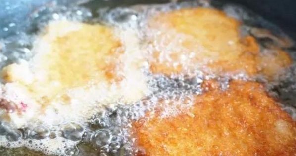 汁水|特色经典黄金炸猪排,外酥里嫩汁水紧锁,蘸上辣酱油,直咽口水